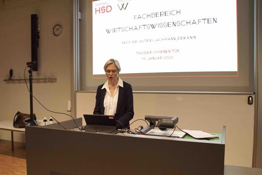 Prof. Dr. Astrid Lachmann, die Dekanin des Fachbereiches, hieß die Gäste im Rahmen einer Begrüßungsveranstaltung willkommen und stellte den Fachbereich vor.